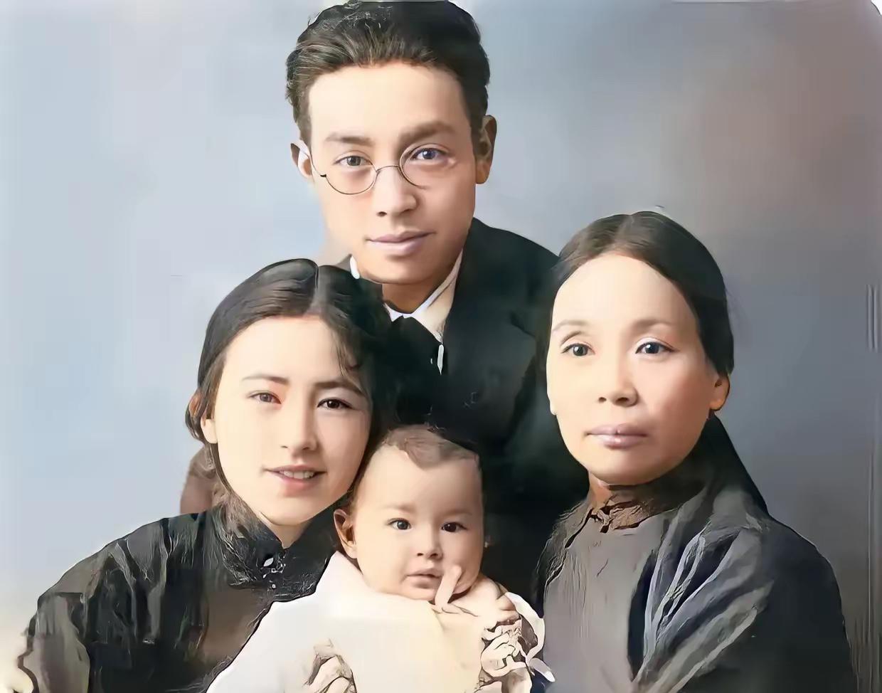 这是26岁的林徽因和丈夫梁思成、女儿梁再冰，以及母亲何雪媛的真实合影，都看看吧，