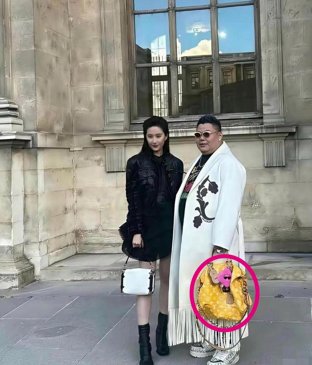 有人说这个包1200万，这不就是一个包嘛，成本撑死也不过1万吧！就算成本1万，花
