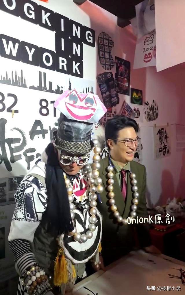 徐子淇现身恒基艺术庆典，金发白裙状态松弛，李家诚在旁笑不拢嘴，豪门女主人的身份升