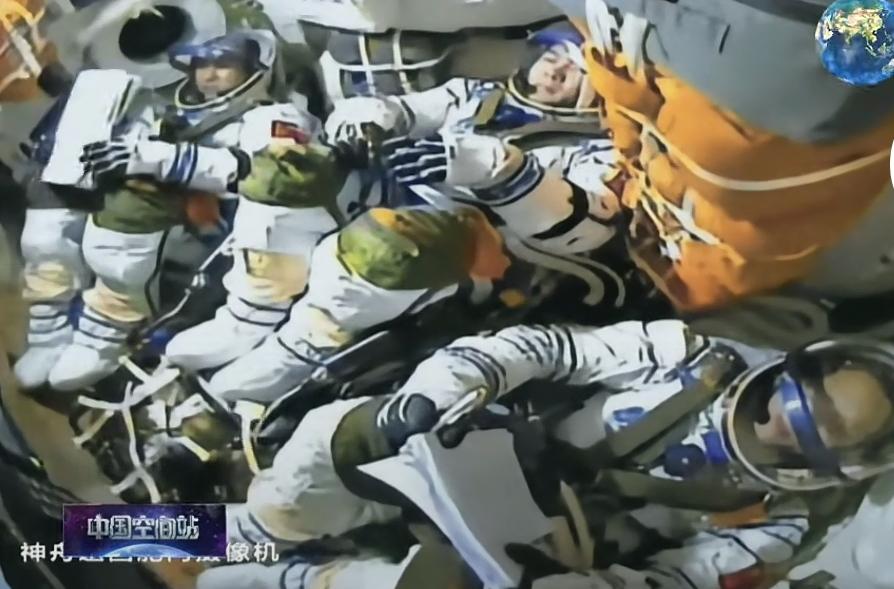 神舟20号推迟返回，疑似被空间小碎片“撞了一下腰”！
        这两天，正