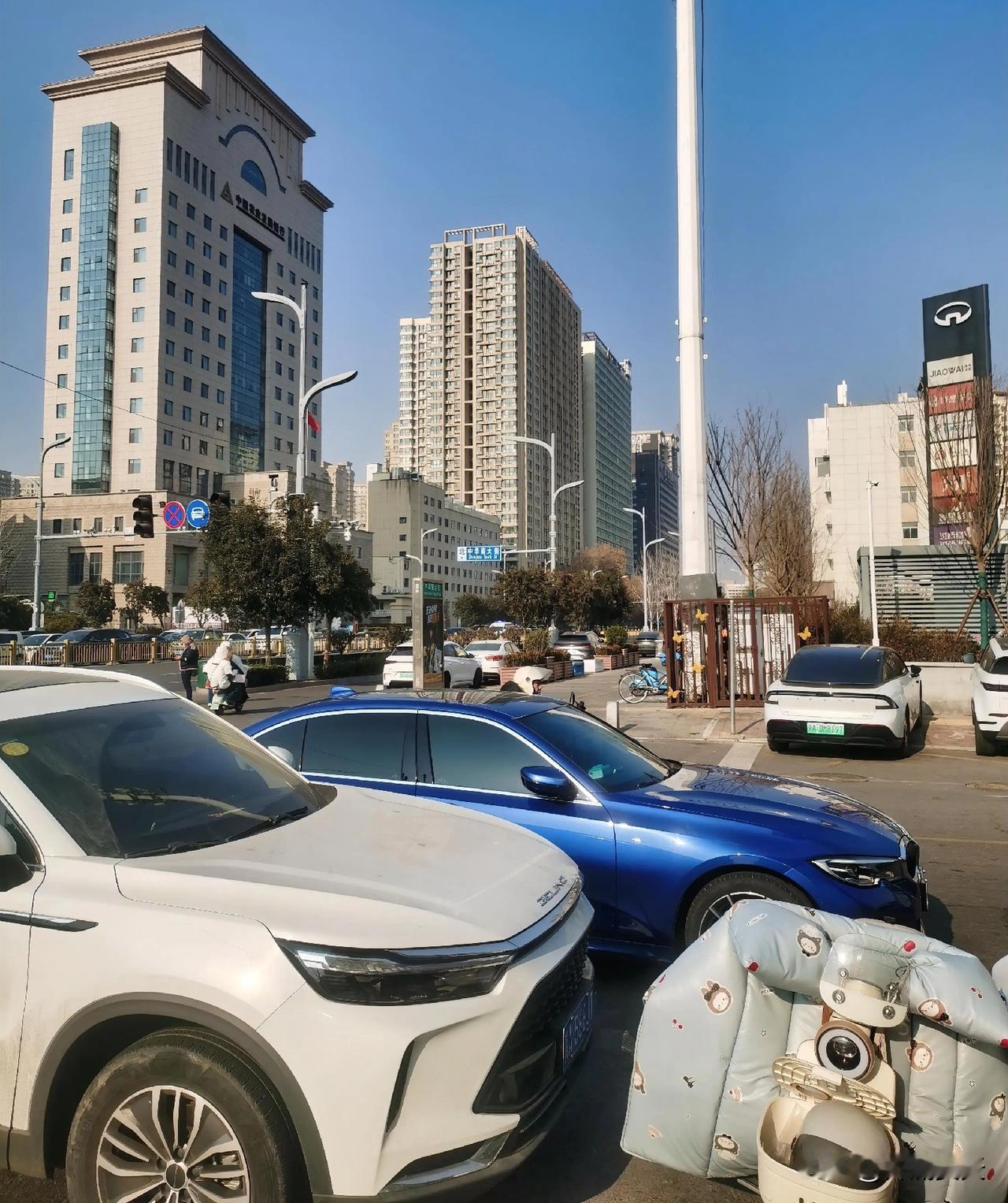 下馆子解馋，旁边就是停车场，三块钱停车费舍不得出，车停路边，赌警察不来贴条，三块