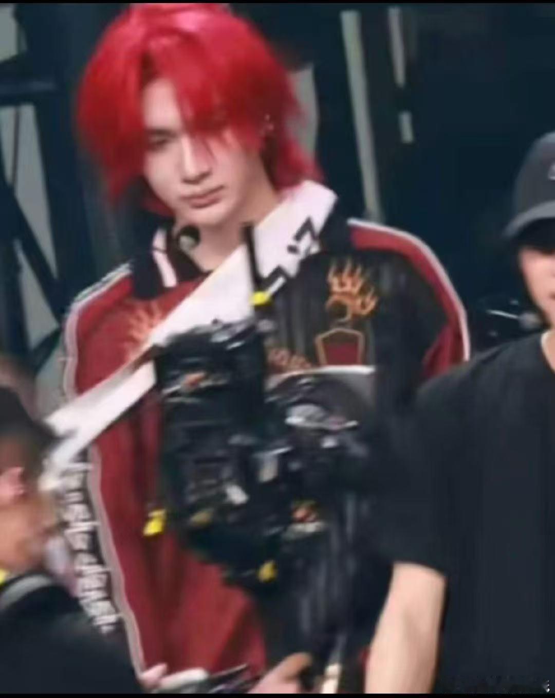 余宇涵红发路透 余宇涵红发造型好亮眼，新鲜又帅气，少年气场直接拉满 