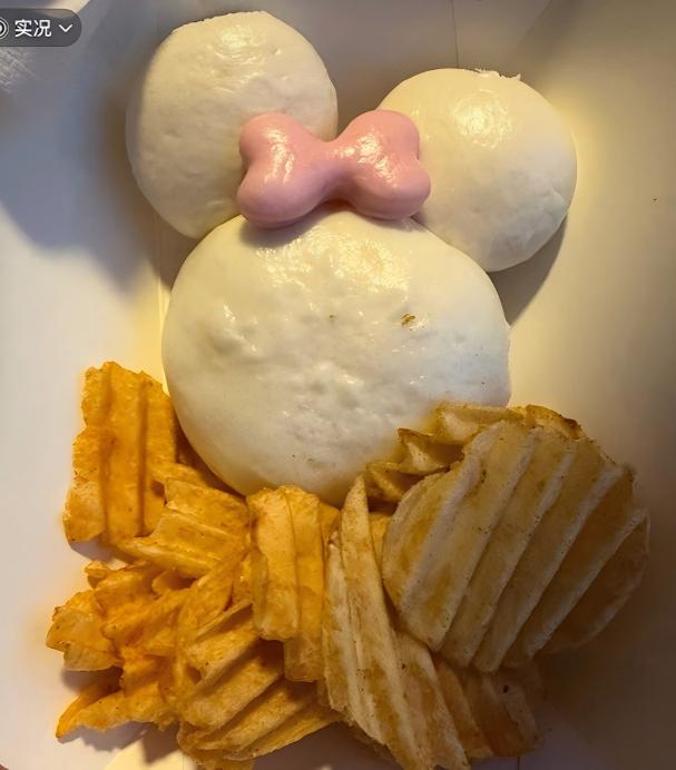 位置不同，
价值就不同，
同样一个包子，
农民自己做，
成本不到五毛钱，
路边的