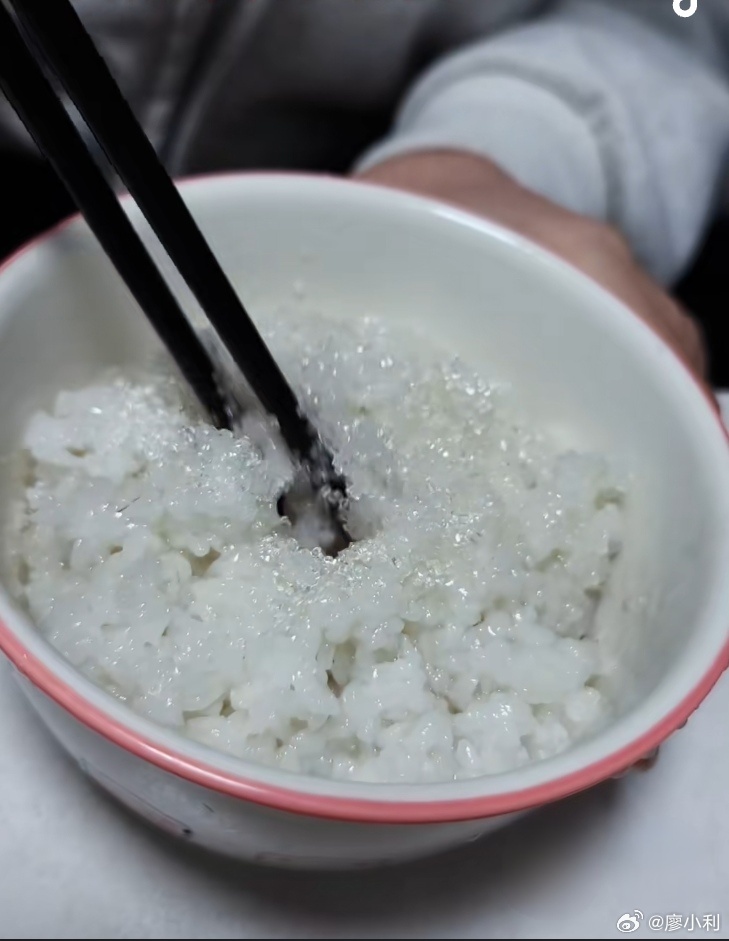 米饭拌白糖小时候生活条件苦，没有什么零食，一帮小孩子成天在外面疯玩，一到下午2点