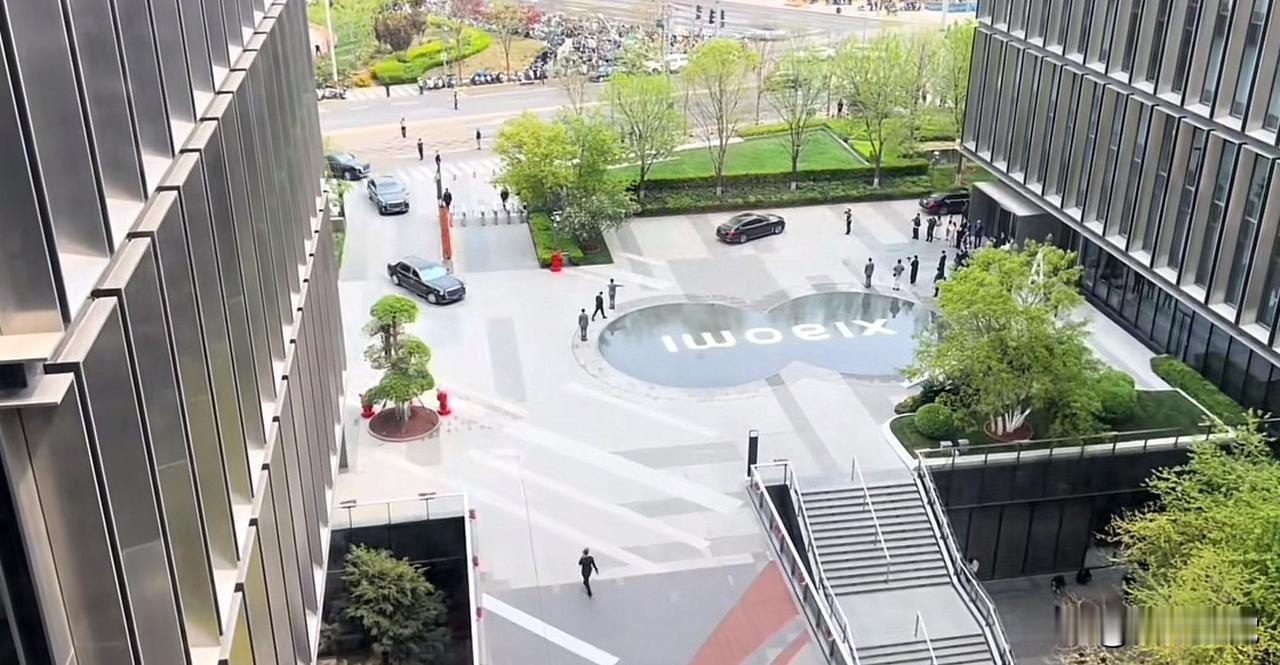 小米集团总部这地方设计真不错，看上去像聚宝盆，大人物都喜欢来，小米老板雷军都有点