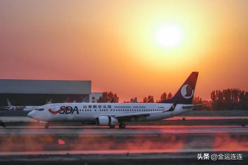 山航空姐换上了开衫毛衣 最近好多坐山航航班的旅客发现，空姐换上开衫毛衣啦！这是山