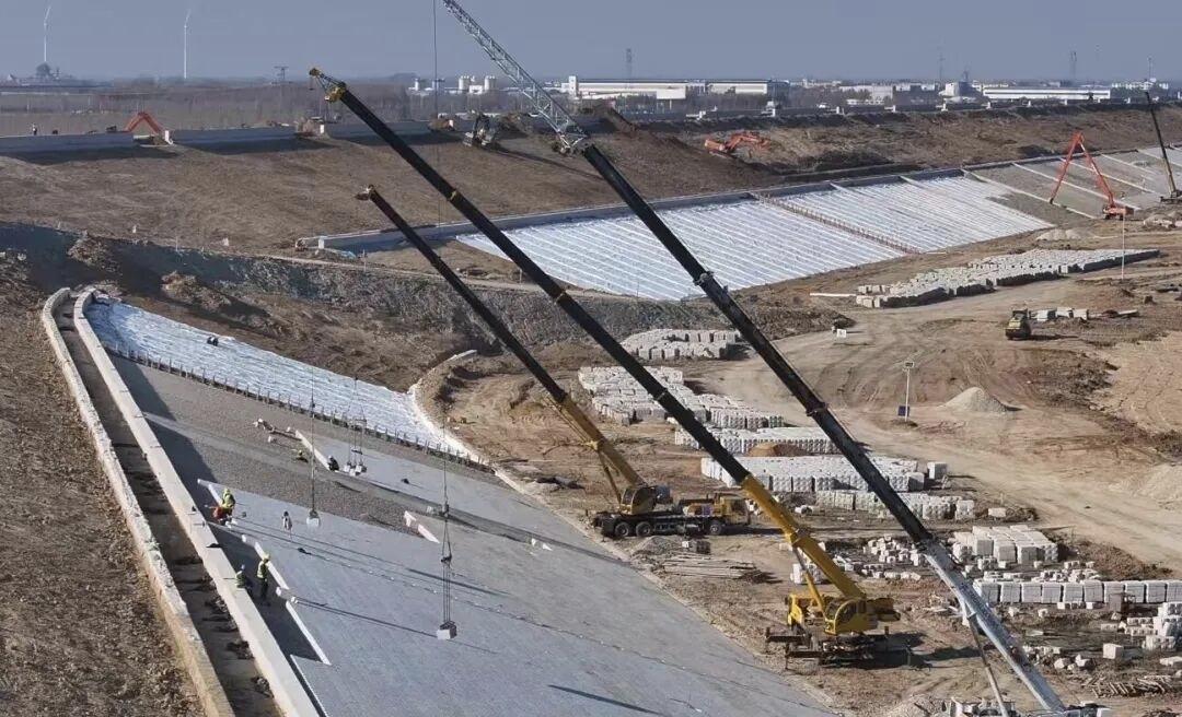 位于青岛胶州市的官路水库围坝、泵站和连接线三大主体工程已完工，目前正在组织设备安