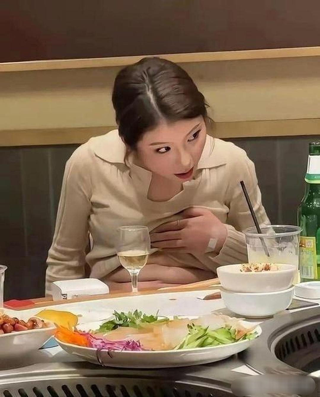 女同事给我秀了下六块腹肌，结果笑不活了！ 