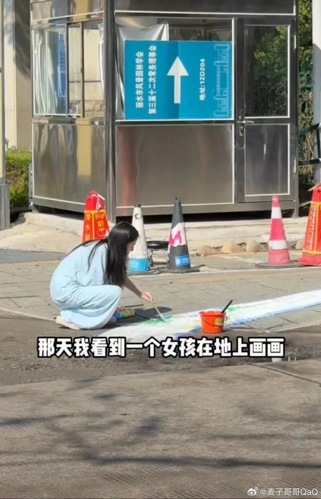 画彩虹路的独臂女孩圆了跑马梦在2026年3月8日国际妇女节这天，独臂女孩方寸心成