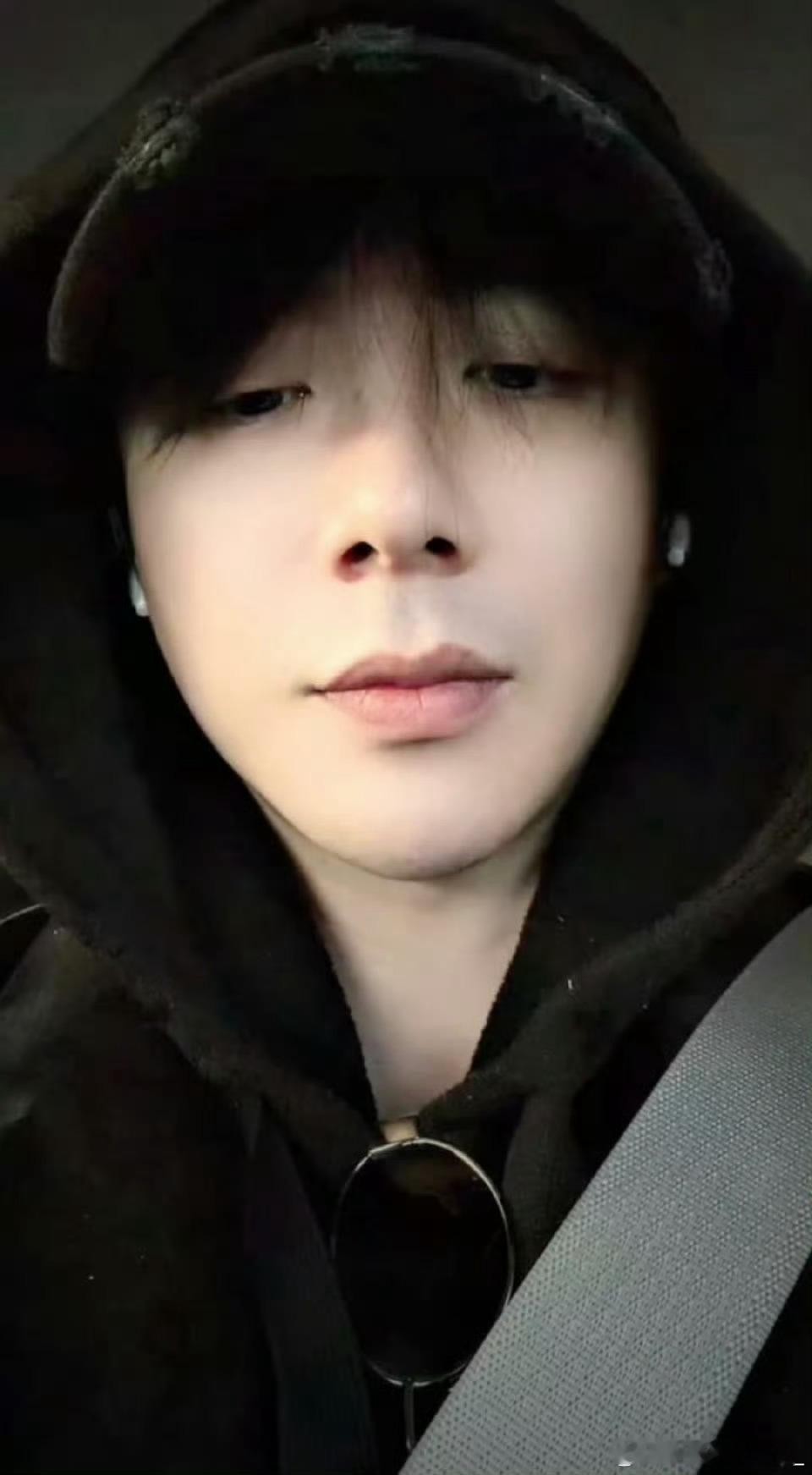 刘宇宁只是去医院看看，素颜开直播给粉丝报备，就是说现在还有这种艺人吗[苦涩][苦