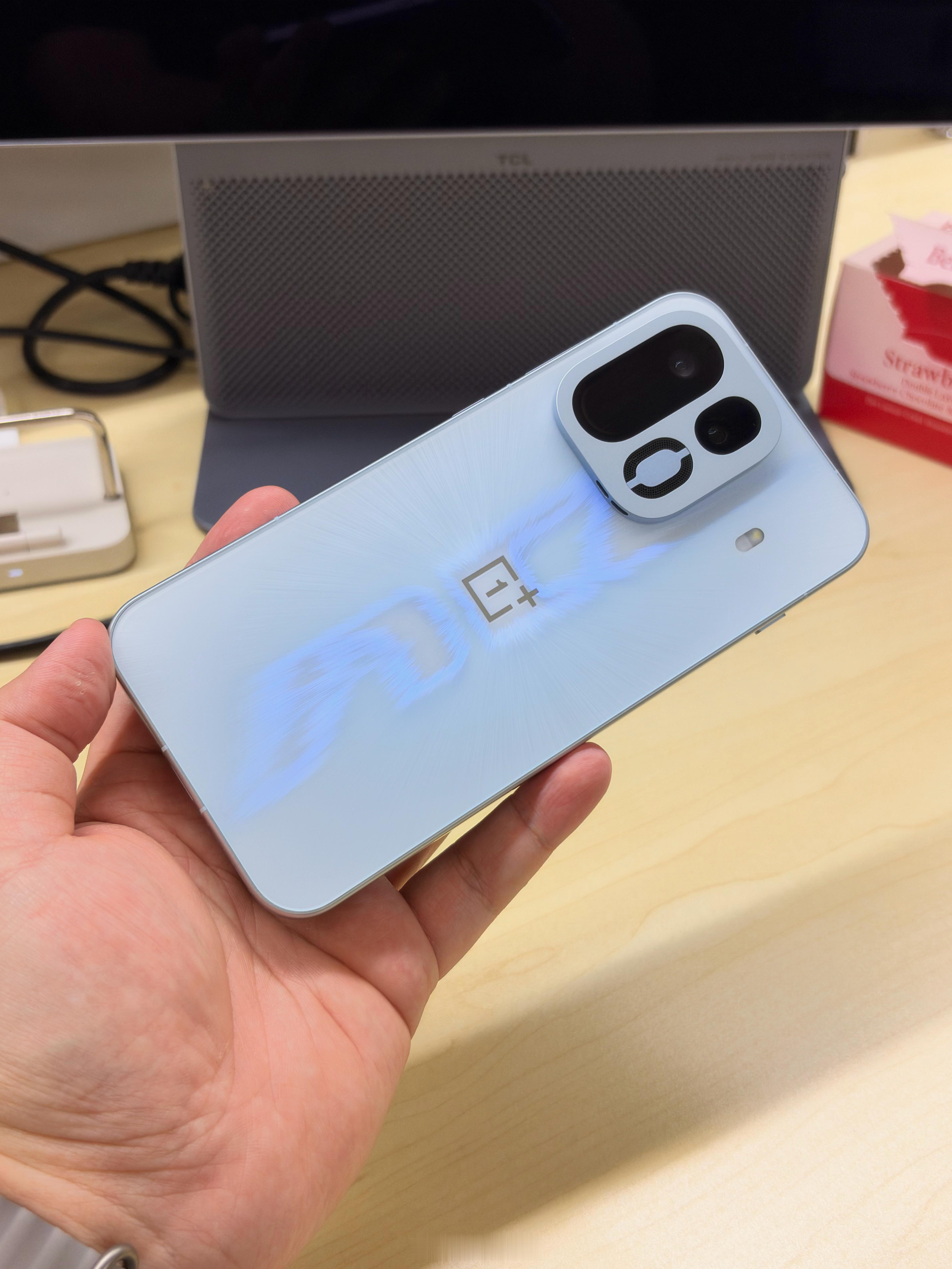 看点好康的吧：一加Ace 7 Pro，这个颜色叫做「破风」用的 185Hz 京东