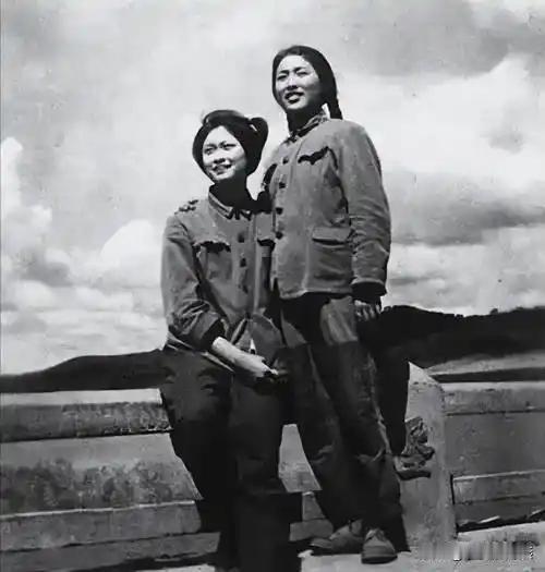 [微风]1970年，17岁知青马明辉在河边，不小心看见个陌生姑娘洗澡。他赶紧道歉