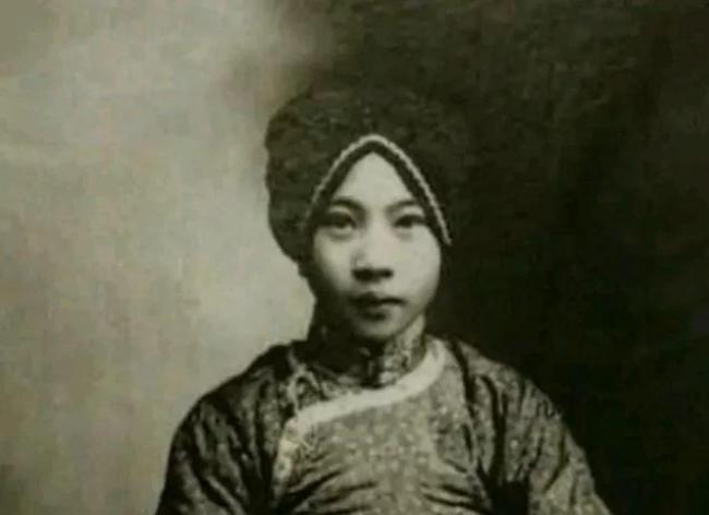 1925年，连长老白龙走进妓院，点名要一位女子作陪。

老鸨满脸堆笑地领来个穿红