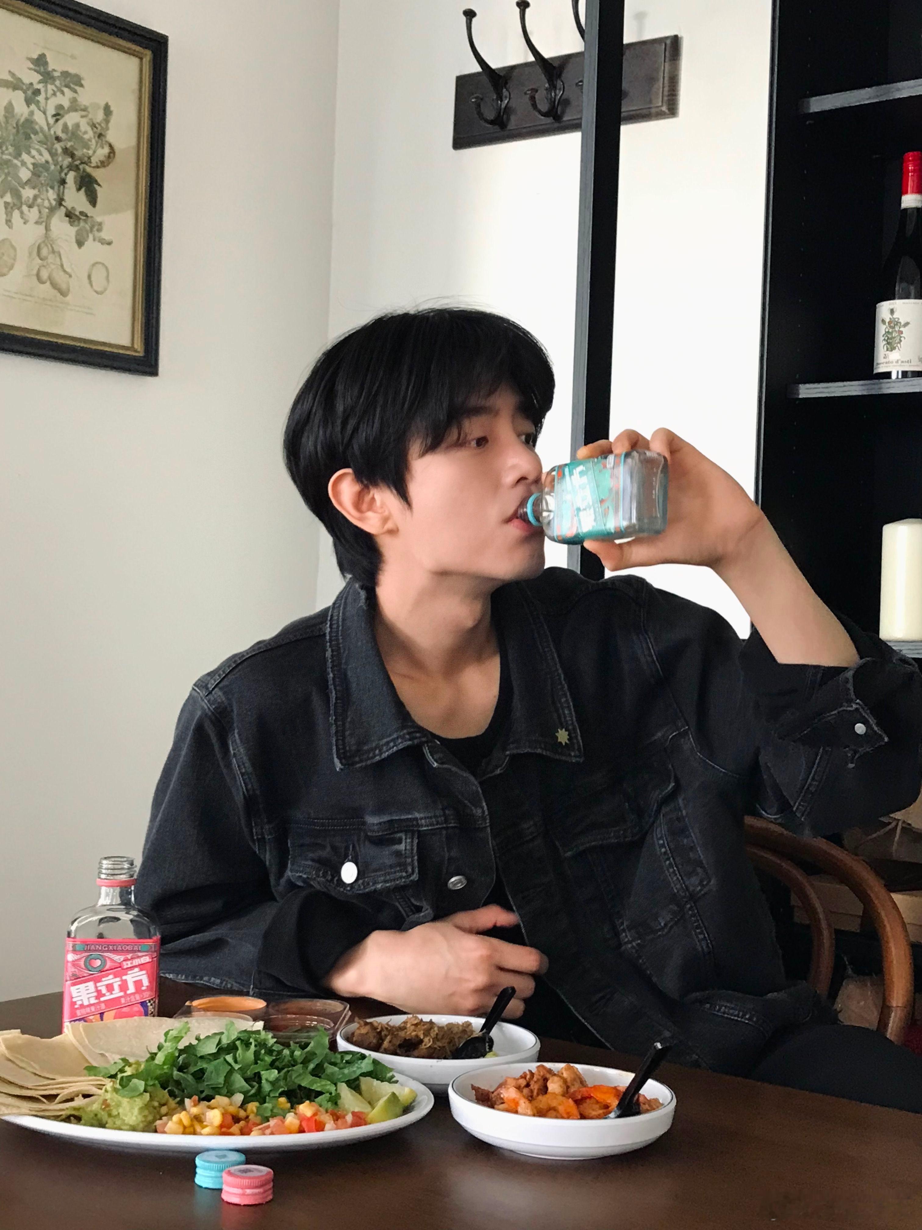 发现了韩国人来中国的秘密 二刷韩版《恋爱兄妹》，直接被宰亨的酒瘾给震惊了，没想到