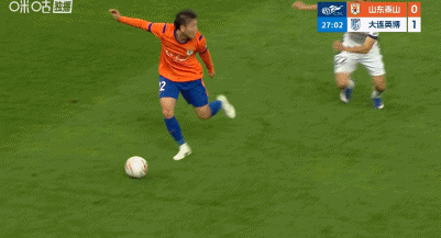 毛伟杰立头功！先是左路断掉了李源一的控球，带球至大禁区左角附近倒三角传给大弧顶的
