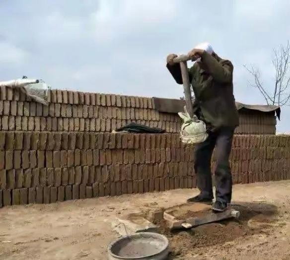 你对生产队时哪些农活印象比较深如图这个活计我们晋南叫“打胡基”，早些年用这个东西