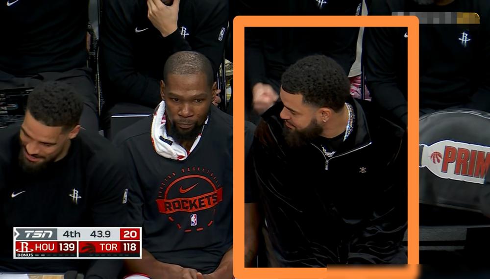 火箭当家后卫范弗里特真是太崇拜杜兰特了！在今天火箭客场挑战猛龙的比赛中，发生了特