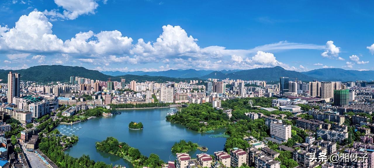 郴州是个什么样的城市郴州是湖南的“南大门”，一座以“林中之城”著称的生态山水城市