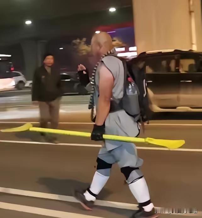 这个和尚，仅凭一己之力降低了山西的犯罪率，他每天半夜准时出现在街头，光头，身穿袈