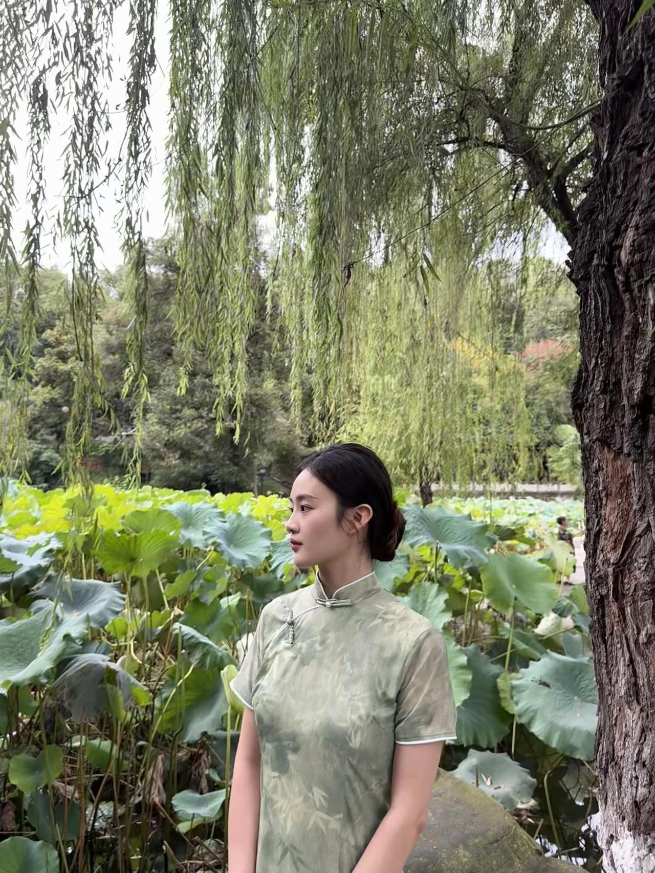 原来我们这种叽叽喳喳爱撒娇爱臭美的烦人精叫花孔雀呀