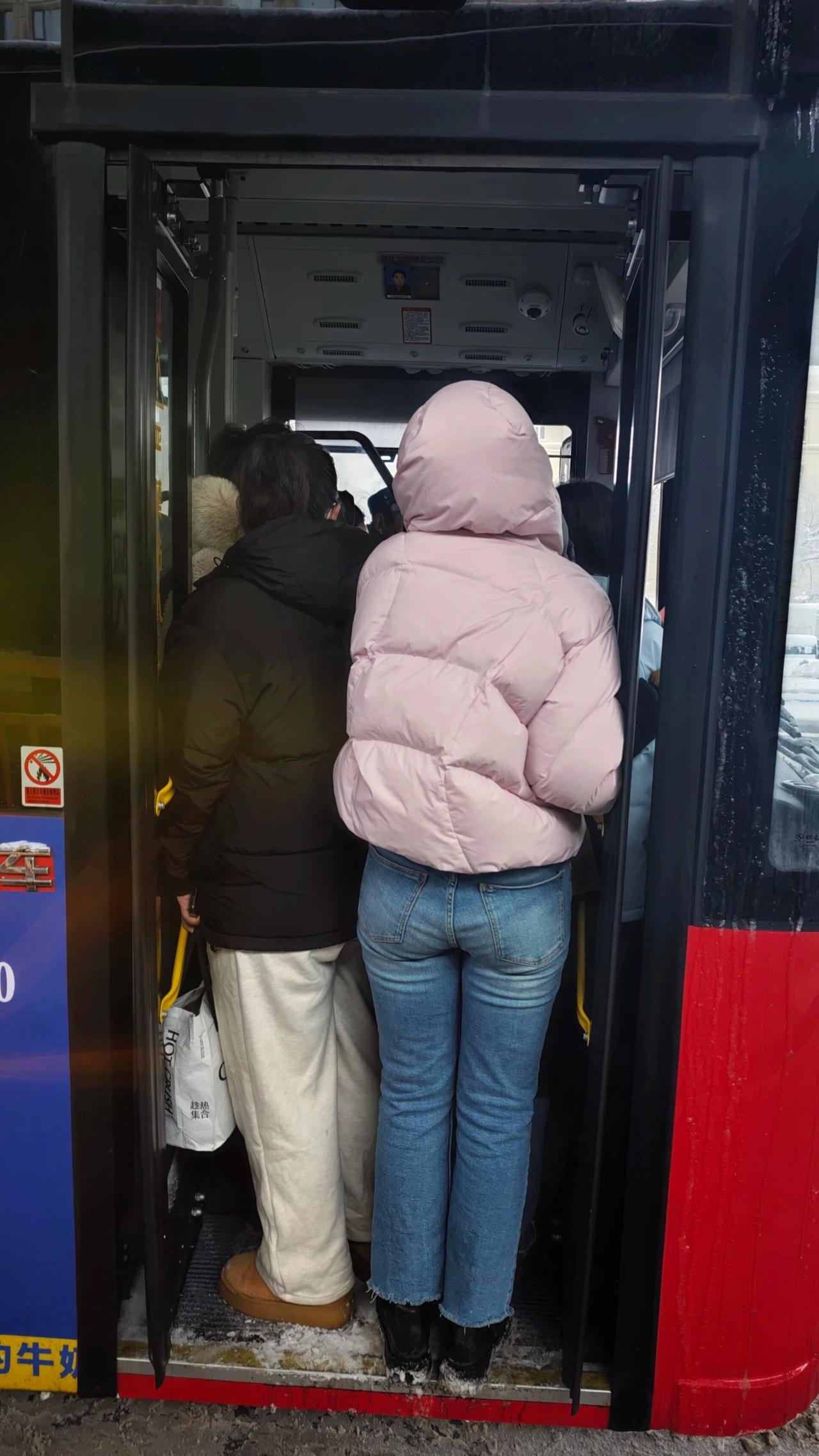 组图｜停靠在八楼的二路汽车。影像魅力女人