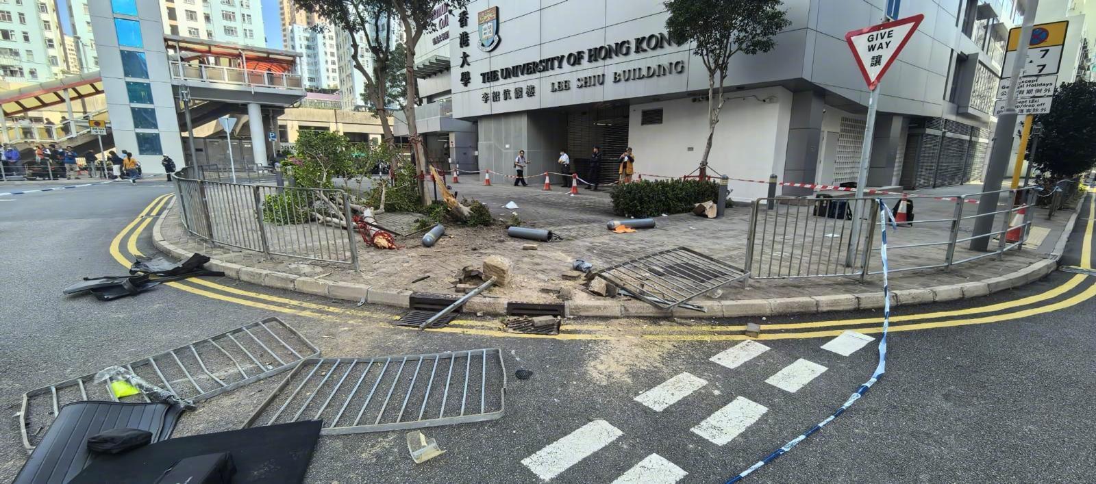 #香港警方通报小车失控撞伤9人#【香港九龙湾私家车司机错将油门当刹车，铲上人行道