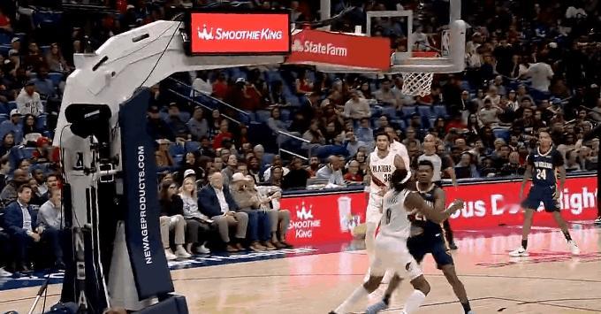 打起来了！这可比正赛好看多了！
在今天NBA常规赛开拓者与鹈鹕的第二节比赛中，格