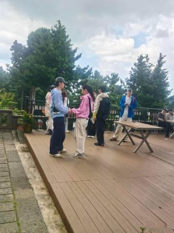 高梓淇和现女友录制爱的修学旅行2高梓淇新女友是素人古镇录制画面被捕捉，高梓淇和现