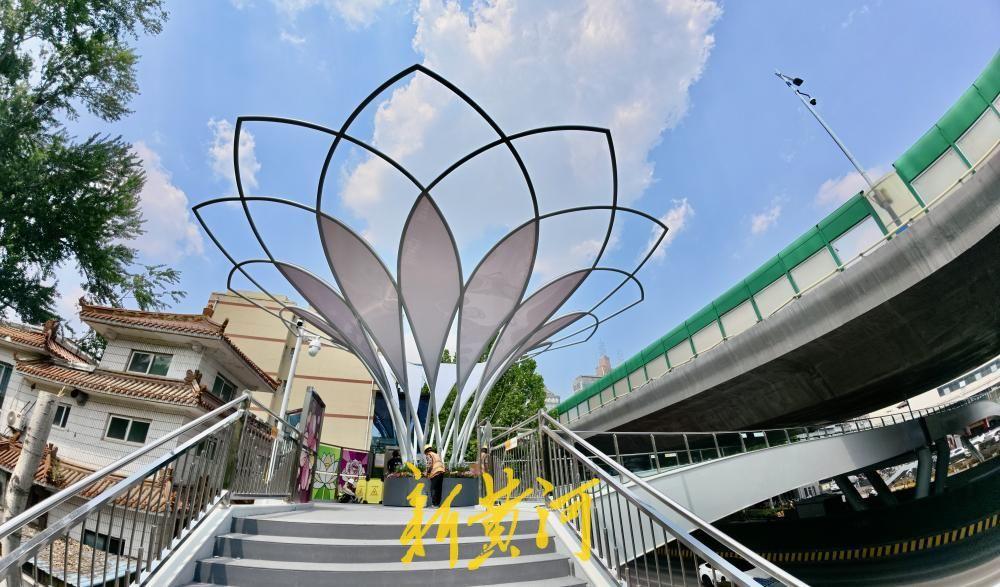 4月30日，在五一假期来临前夕，位于济南市二环东路百花公园东门的新建人行天桥正式