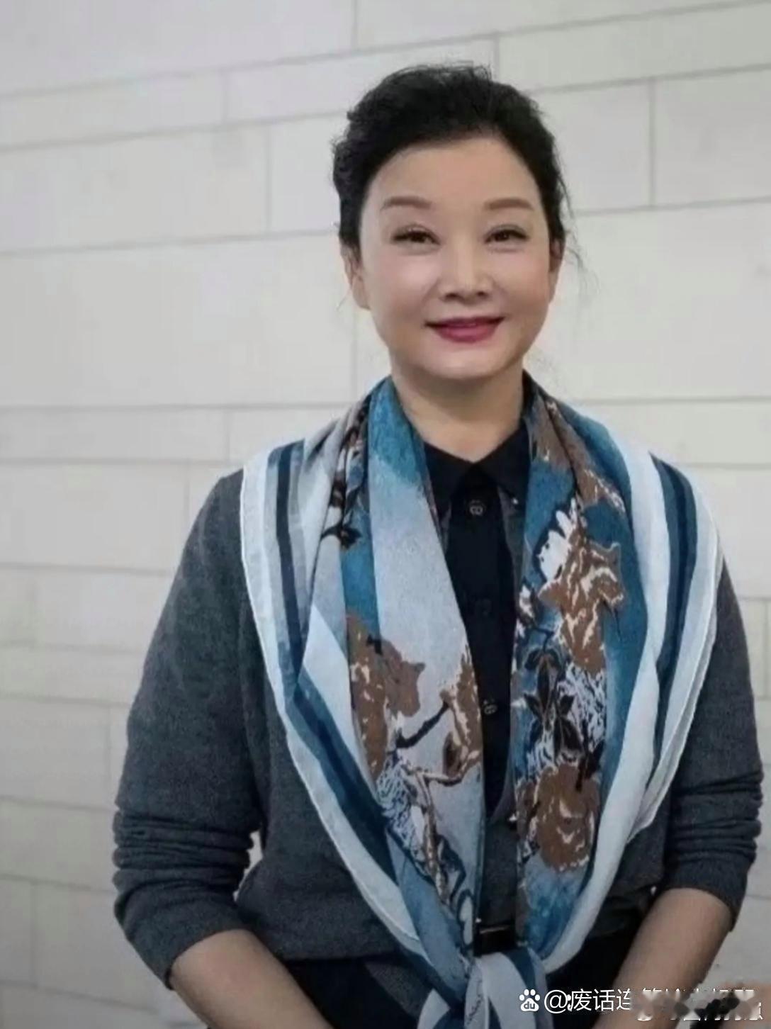 宋祖英已年满60岁，状态依旧绝佳，岁月沉淀下依旧美得优雅动人～ 