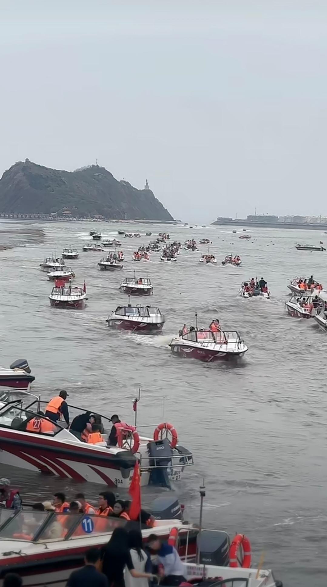 五一的风，带着渤海湾咸湿的水汽，吹过锦州湾的滩涂。我站在岸边，远远望向笔架山，那