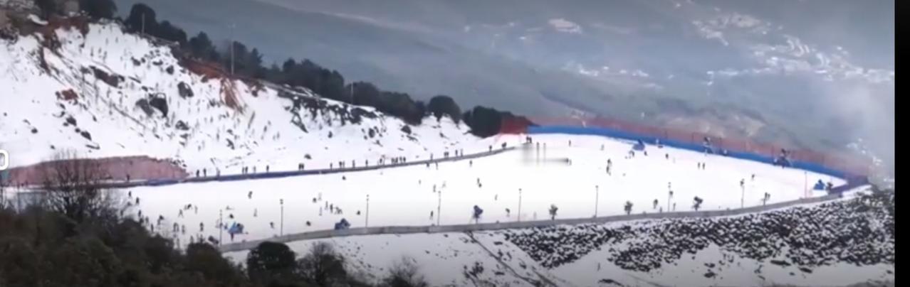 冬日的冰雪热潮席卷全国，各地雪场化身欢乐海洋。连绵起伏的雪道上，滑雪爱好者们脚踩