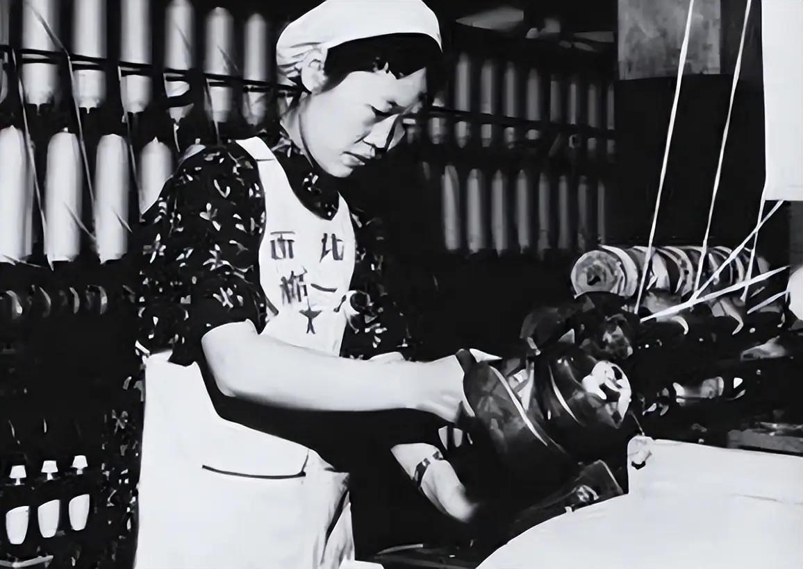1977年，吴桂贤主动辞去职务，回到西北国棉厂继续当工人。可就在回到陕西的当晚，