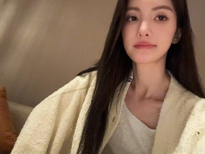 #差点没认出金晨#大喜不光性格讨喜，长得还好看[爱慕] ​其实就是不同角度不同妆