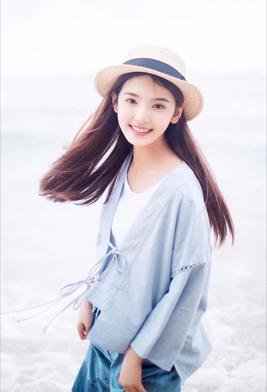 章若楠金靖新片提档 此女早期也是萌物来的吧 