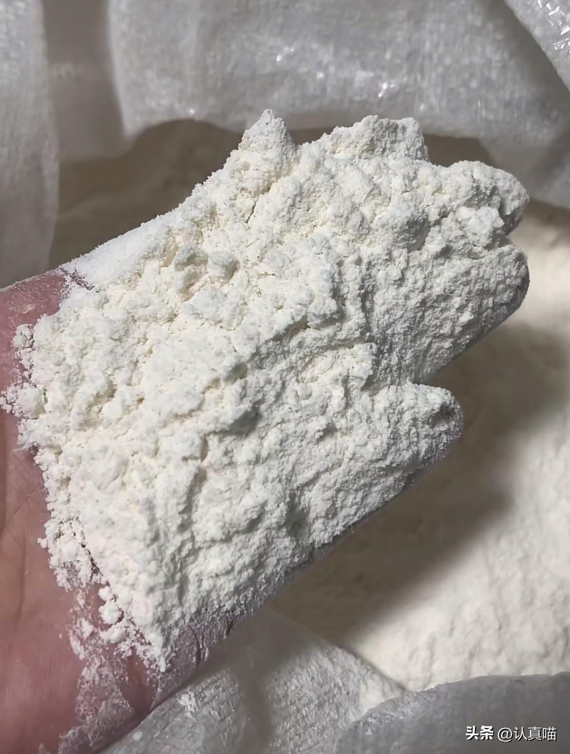 说出来你可能不信，
晒个面粉差点把房子点了。

山东一女子看家里返潮面粉生虫，好