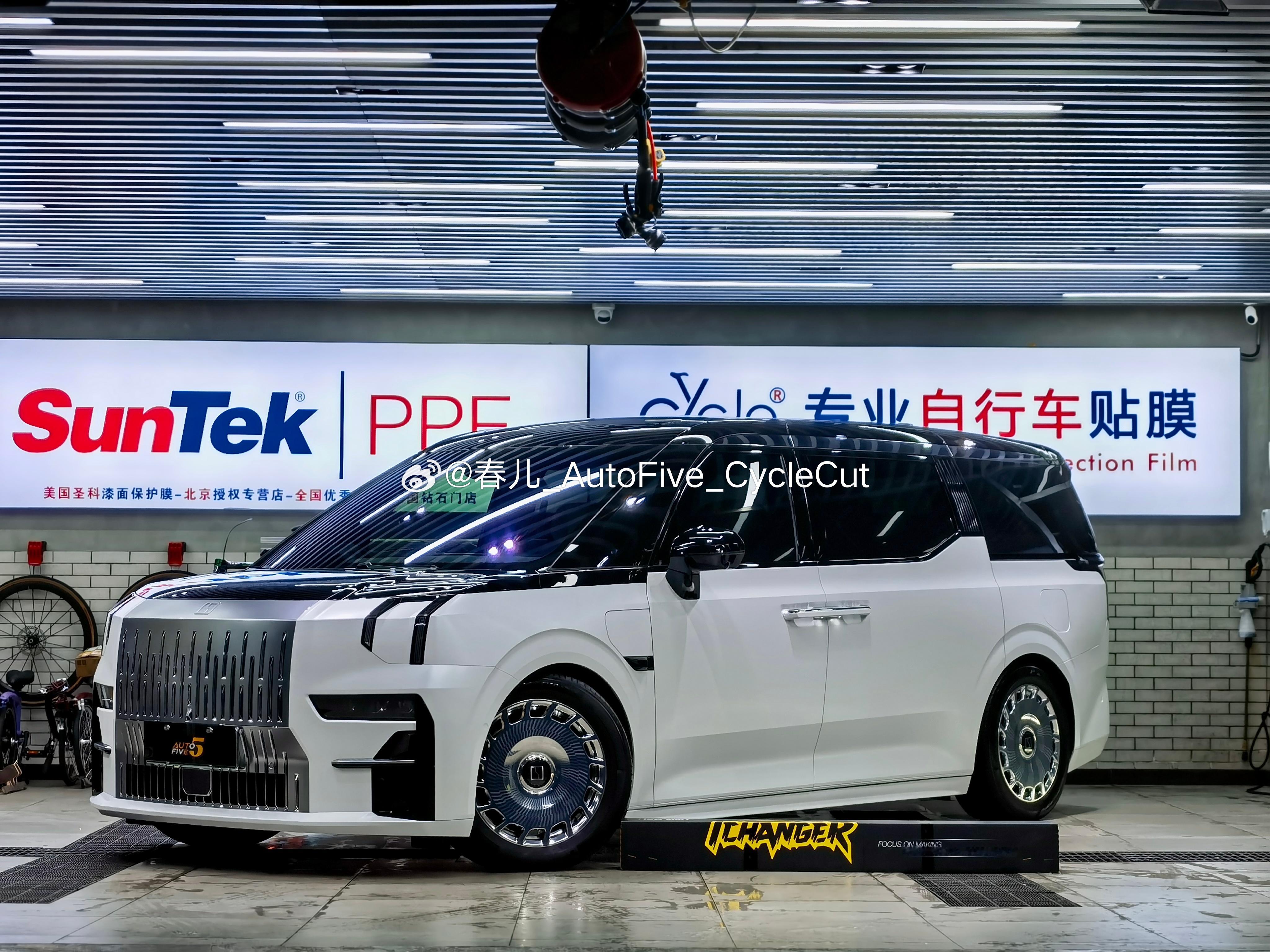 这么个性的极氪009不多见陶瓷白改色+TPU黑色车顶机盖甚至还有亚光质感中网！一