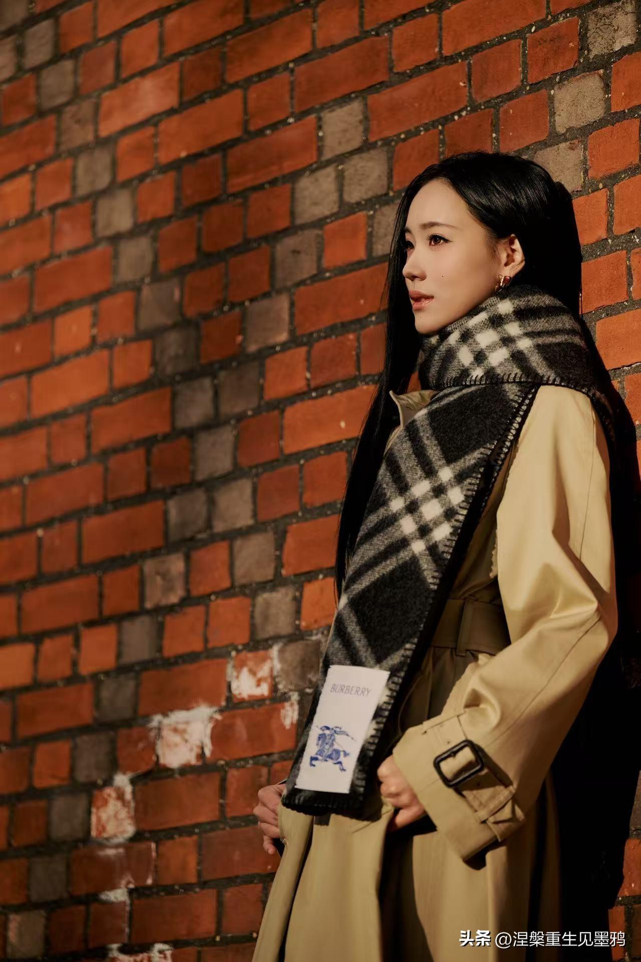 小S二女儿Lily风衣照曝光
Lily尽显优雅时尚的气质与风范，她身着经典的卡其