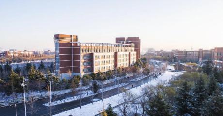 这所学校的前身是解放军第四军医大学吉林军医学院，曾经是空军系统唯一的医学院校。