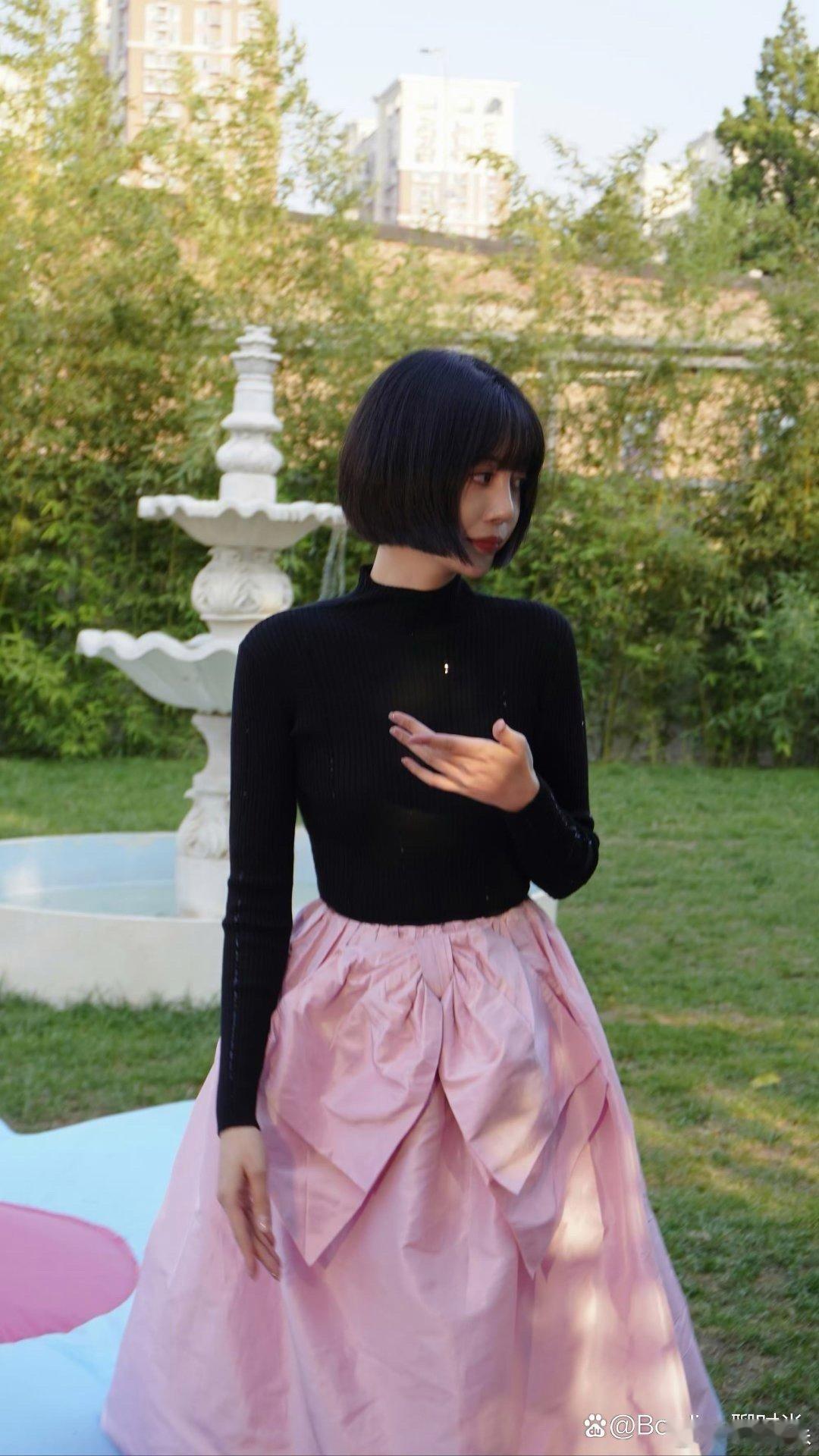 李溪芮以一身黑色与粉色交织的装扮，巧妙地融合了优雅与少女感。黑色基底沉稳内敛，粉