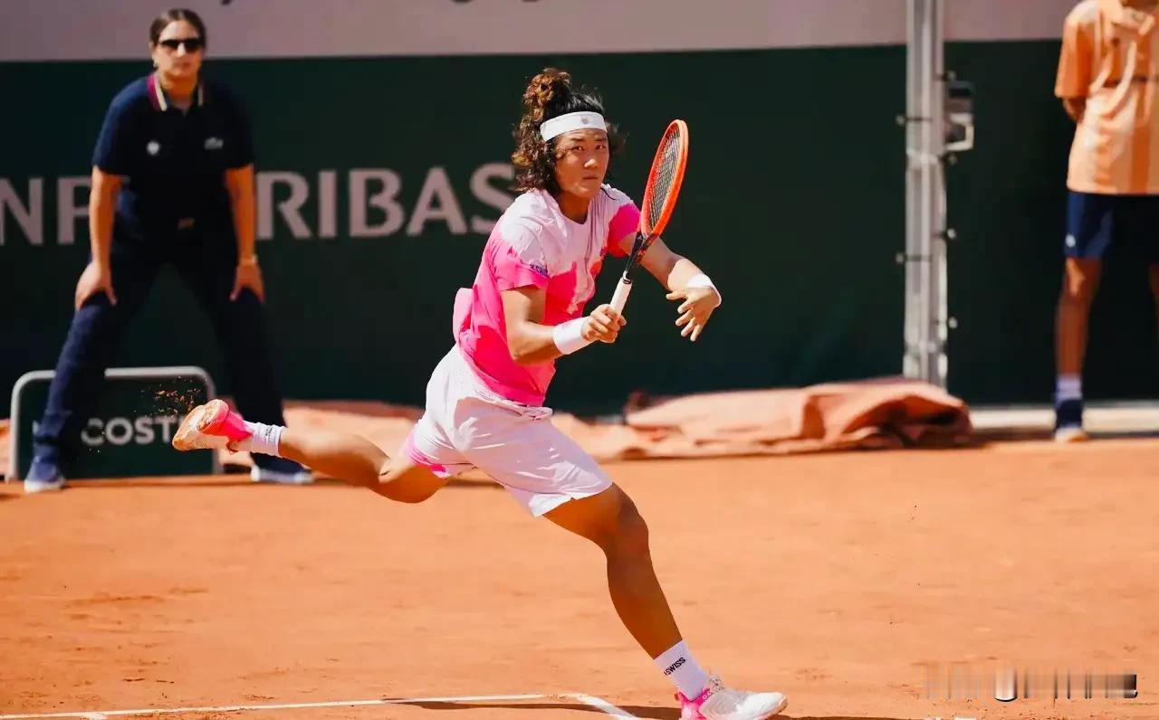 张之臻3-6、3-6、1-6不敌赛会9号种子西西帕斯，止步法网男单32强，单打收