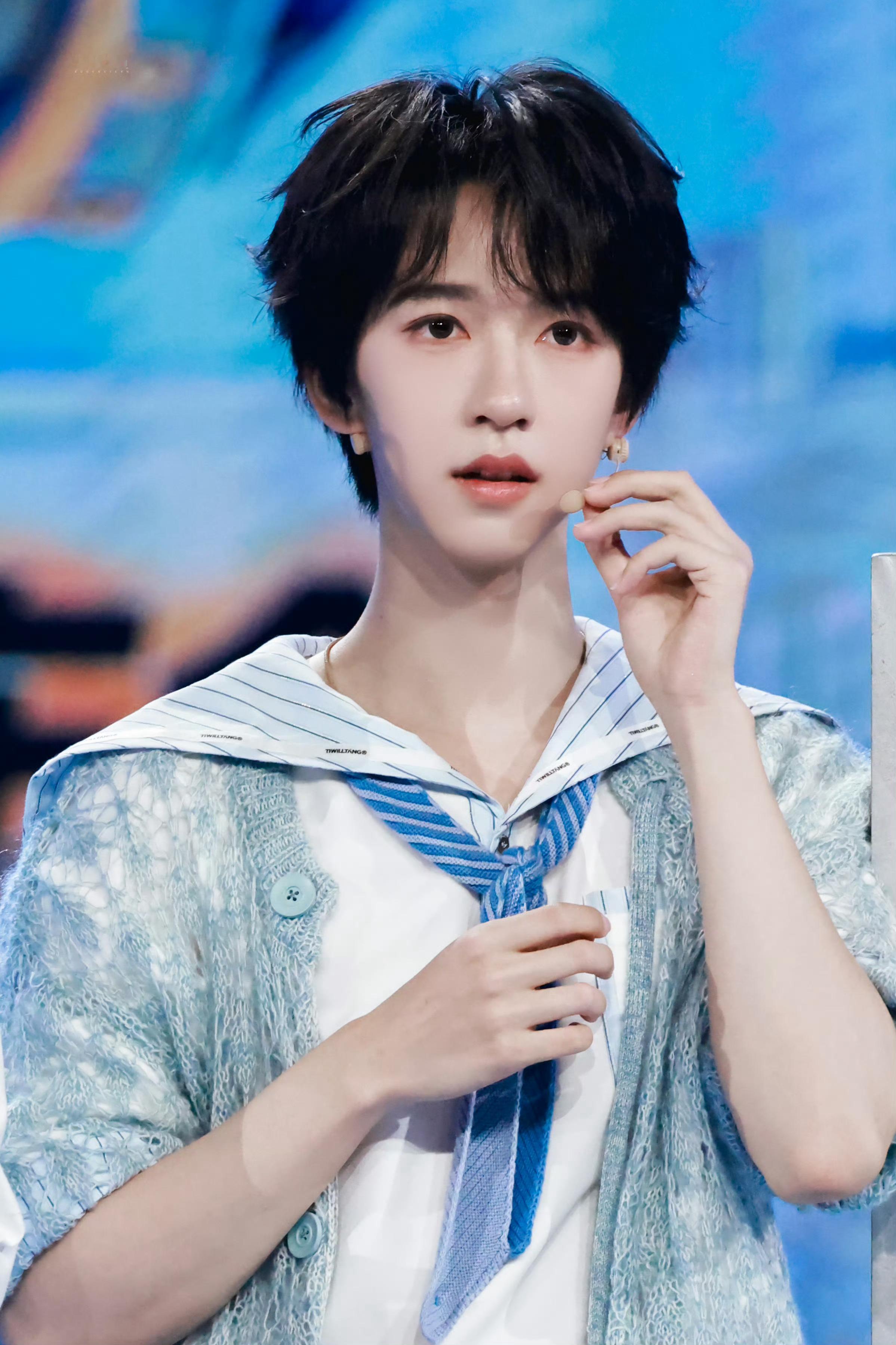 贺峻霖贺峻霖HUAWEI nova代言人💚 贺峻霖五十公里桃花坞6“世界上没有