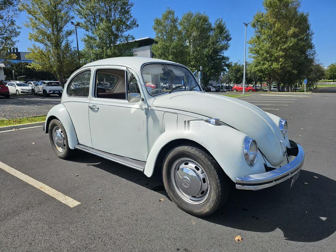 1969年的甲壳虫，1.5汽油引擎+手动挡，说是仅行驶了八万多公里，说是到今儿还