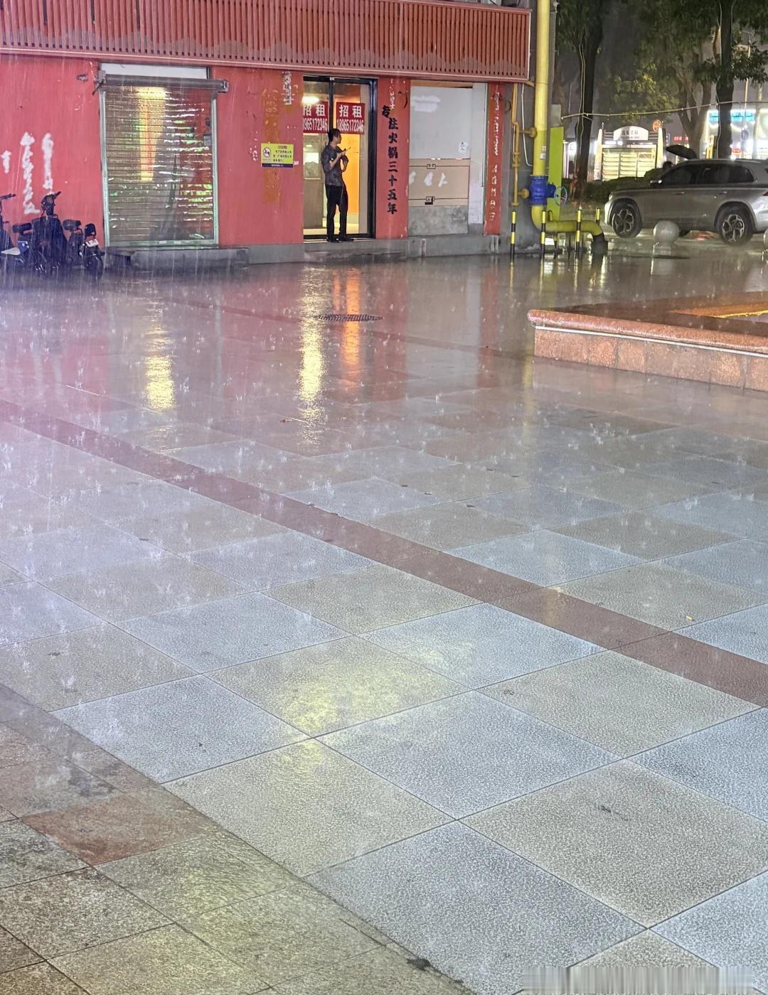 厦门你别太离谱🥲
下雨比翻书还开，刚进去出来转眼就是大暴雨 人都被困在外面了厦