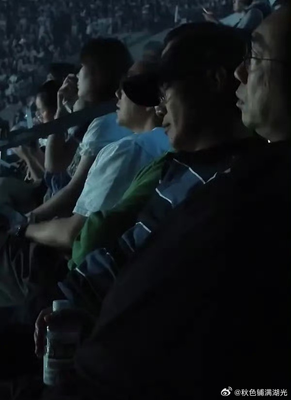 陈奕迅看单依纯演唱会看睡着了陈奕迅睡着在单依纯演唱会 网友拍到陈奕迅睡着在单依纯