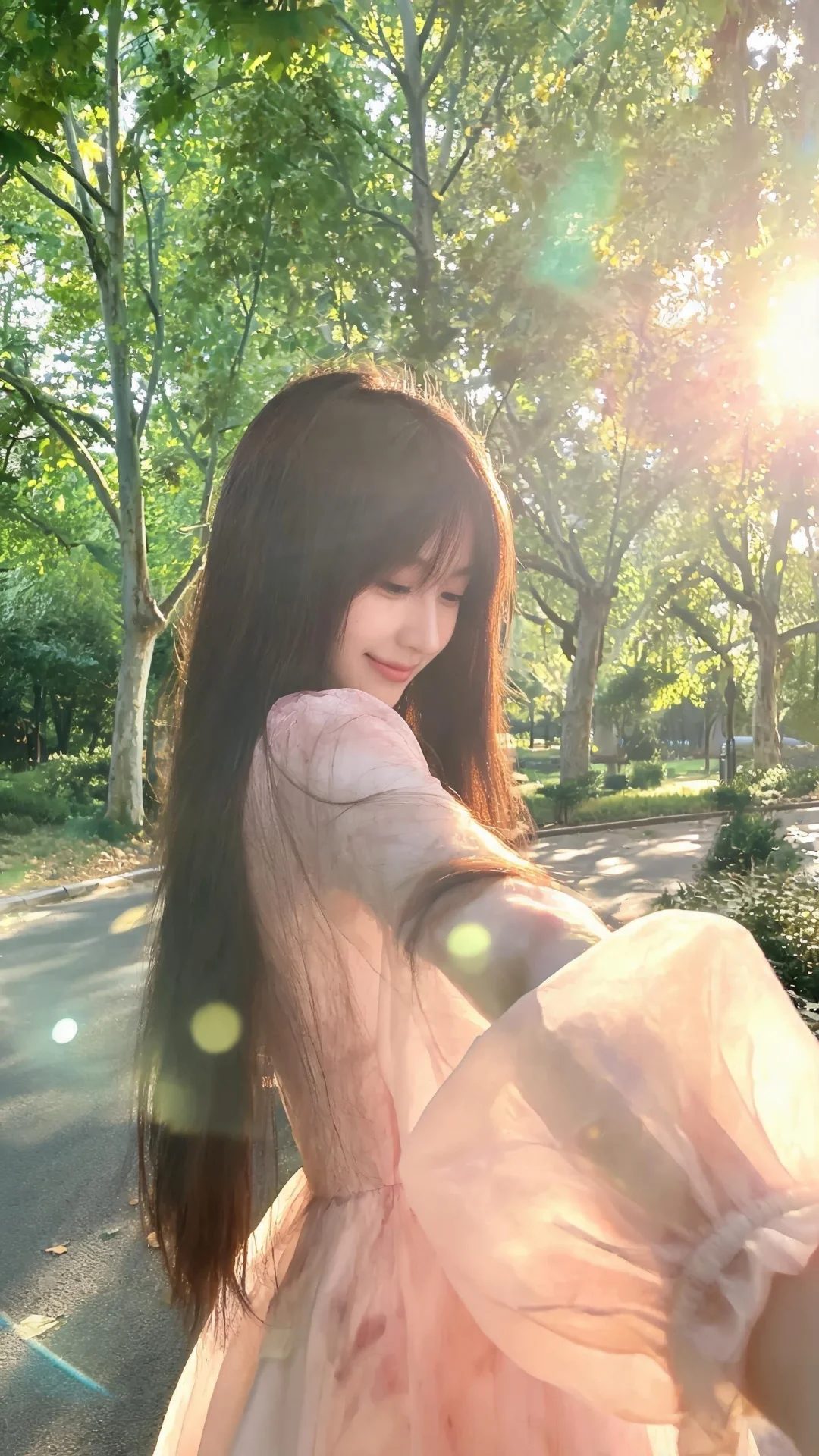 一位长发及腰的女生。构图随意却尽显生活中的绚丽日常，人像摄影，竖屏9...