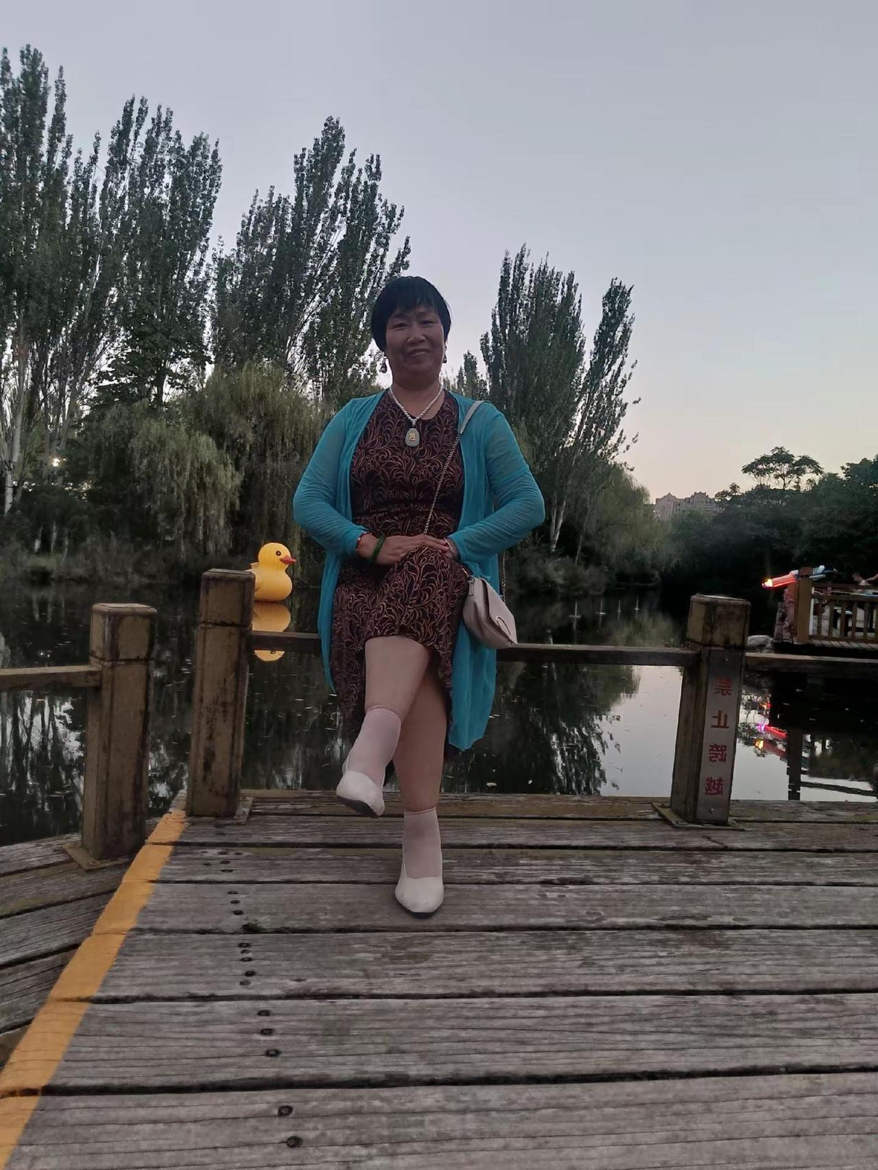 闲了没事去公园逛逛，走走路锻炼锻炼身体，开开心心过好自己的每一天！