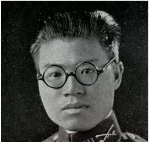 1942年缅甸战场，日军旅团长亲自走进牢房，端着一杯茶，用流利的中文开口：

"