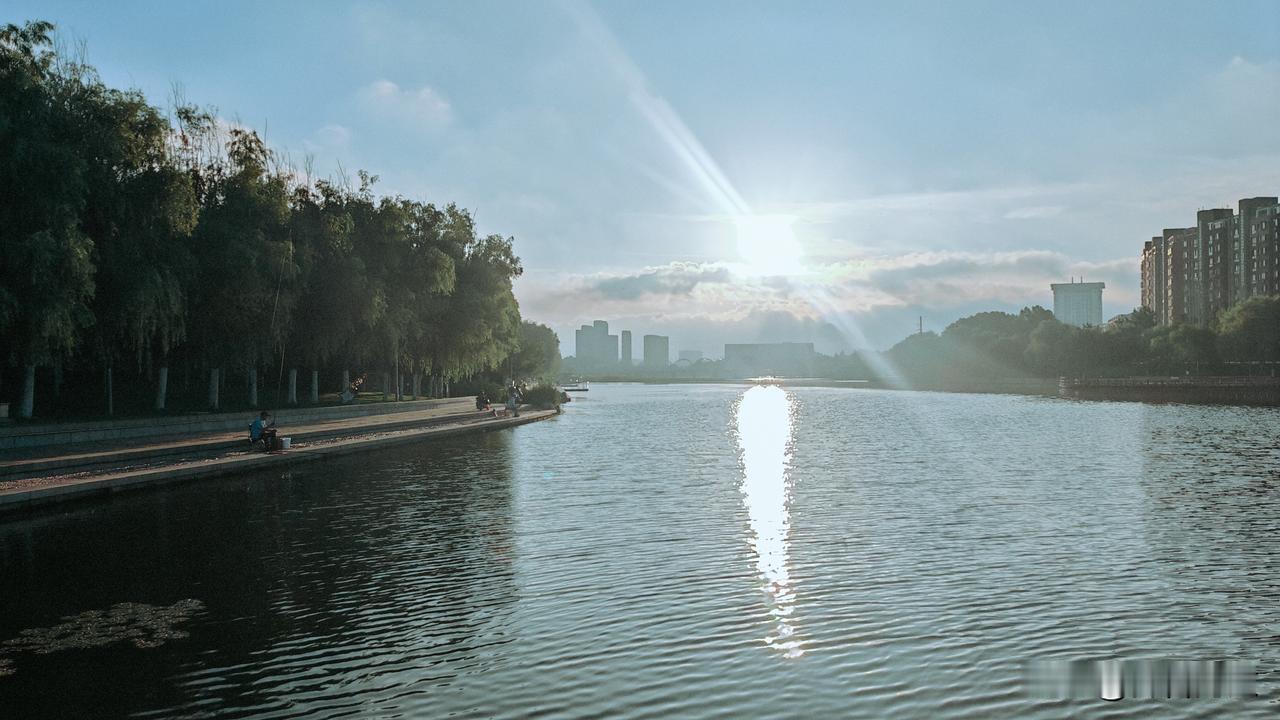 晒图笔记大赛清晨的阳光斜斜地铺在河面上，不带一丝暑气。光线是薄薄的、蜜色的，贴着