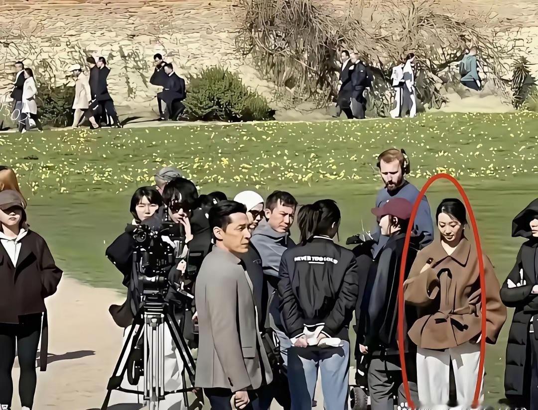 胡歌拍戏期间，妻子安静陪伴在侧，默默守候在一旁，画面满满都是温馨感。​​​​